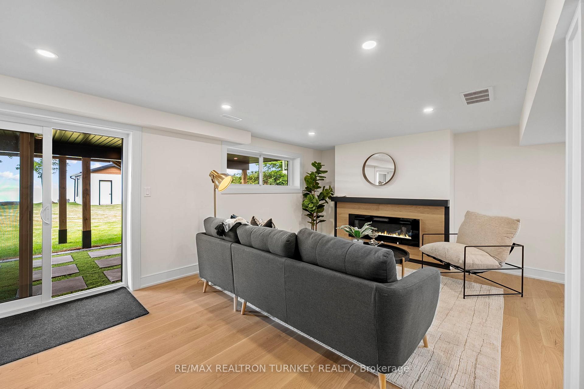 Photo 24 of 156 Holmes Point Road, Georgina, Pefferlaw — HOMEH