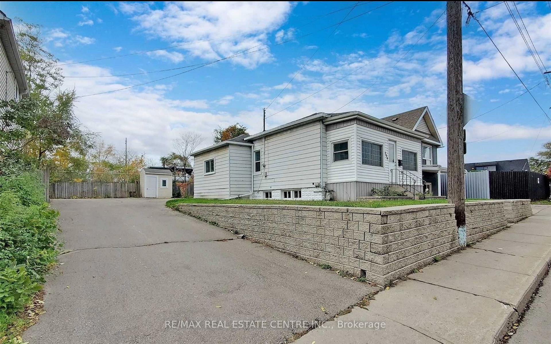Front of Unit UPPER, 266 Beach Road