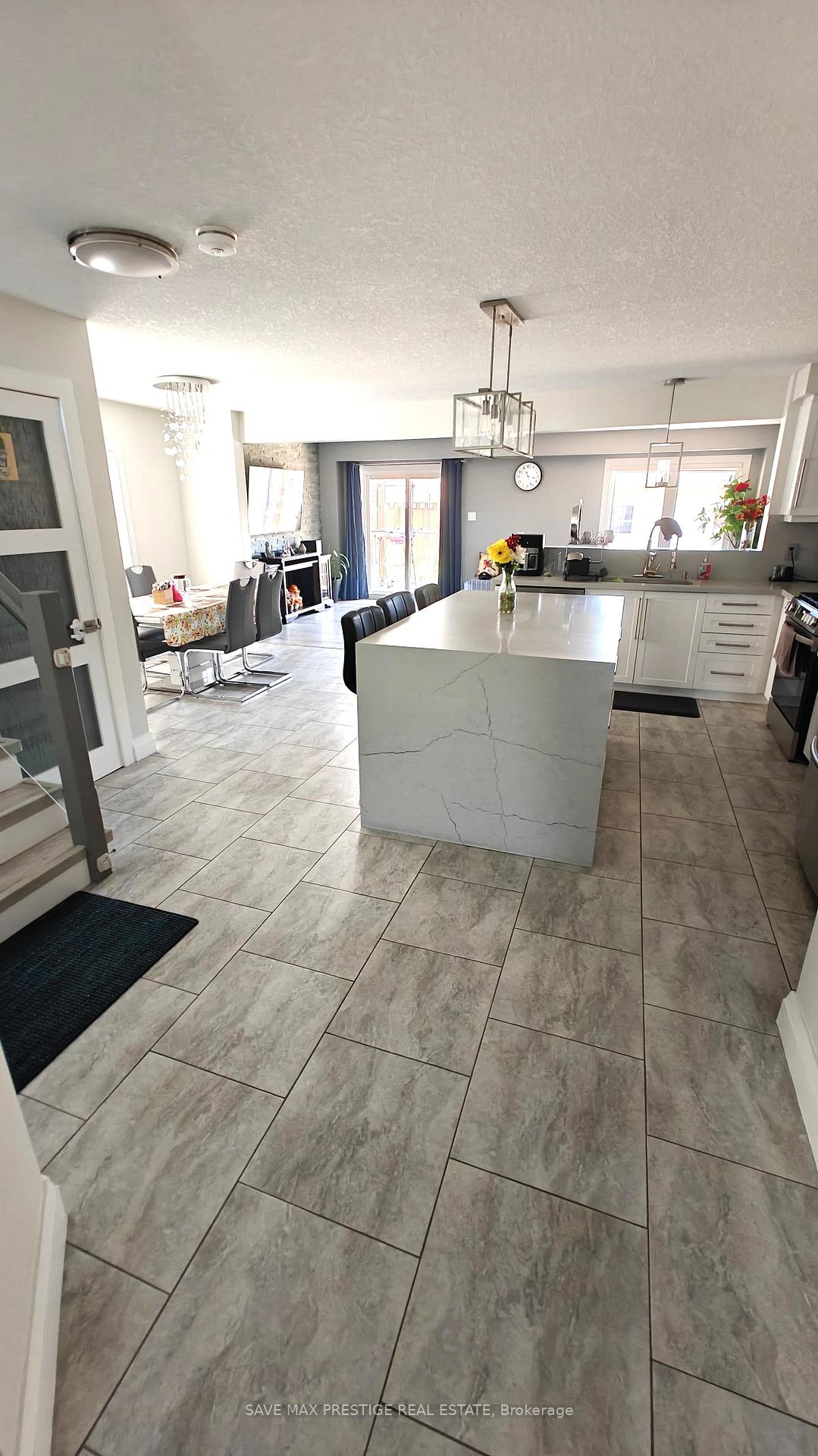 Photo 3 of 125 Windale Crescent, Kitchener, Laurentian Hills — HOMEH