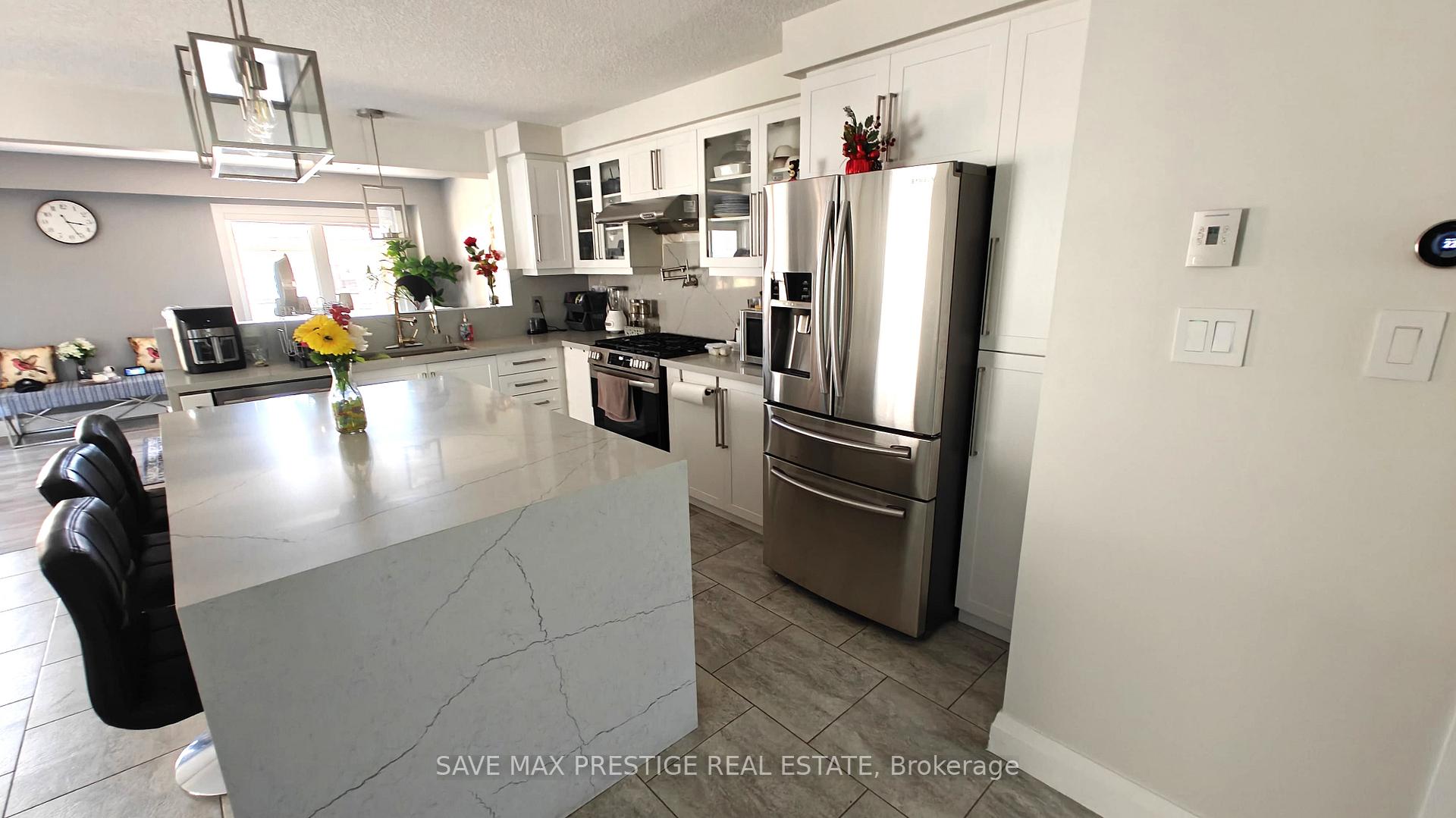 Photo 5 of 125 Windale Crescent, Kitchener, Laurentian Hills — HOMEH