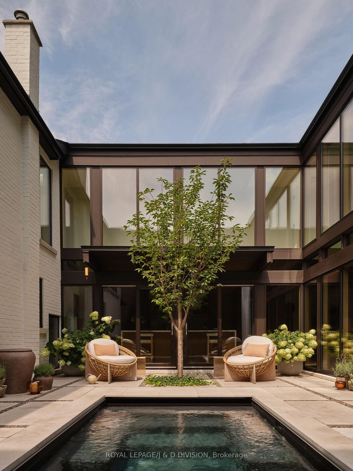 Photo 2 of 43 Douglas Crescent, Toronto, Leaside — HOMEH