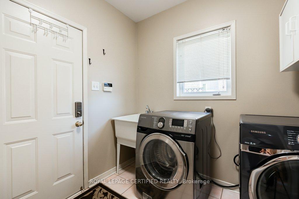 Photo 6 of 29 Woodvalley Drive, Brampton, Fletcher's Meadow — HOMEH
