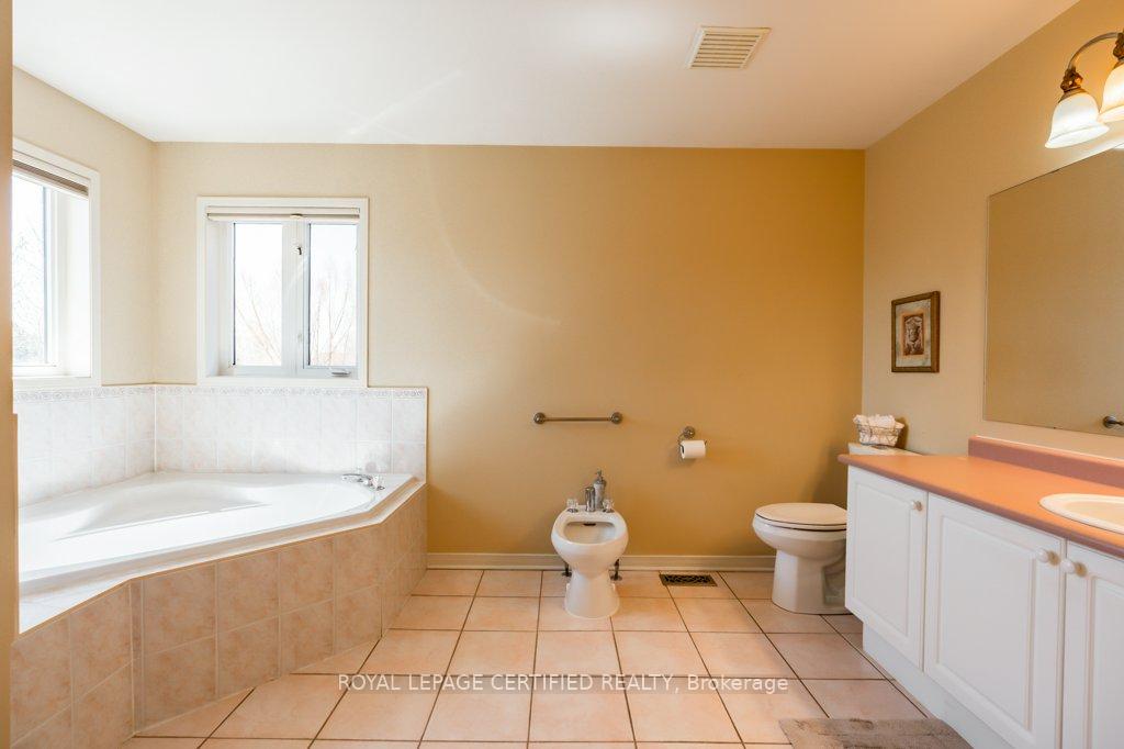 Photo 17 of 29 Woodvalley Drive, Brampton, Fletcher's Meadow — HOMEH