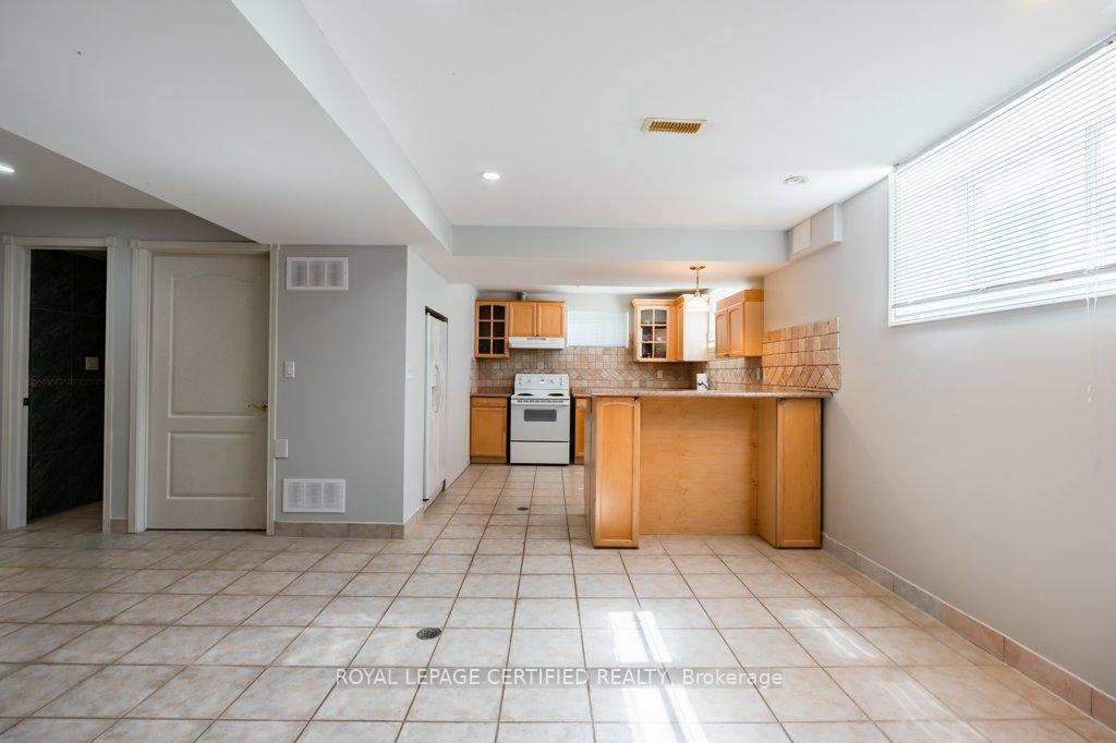 Photo 20 of 29 Woodvalley Drive, Brampton, Fletcher's Meadow — HOMEH