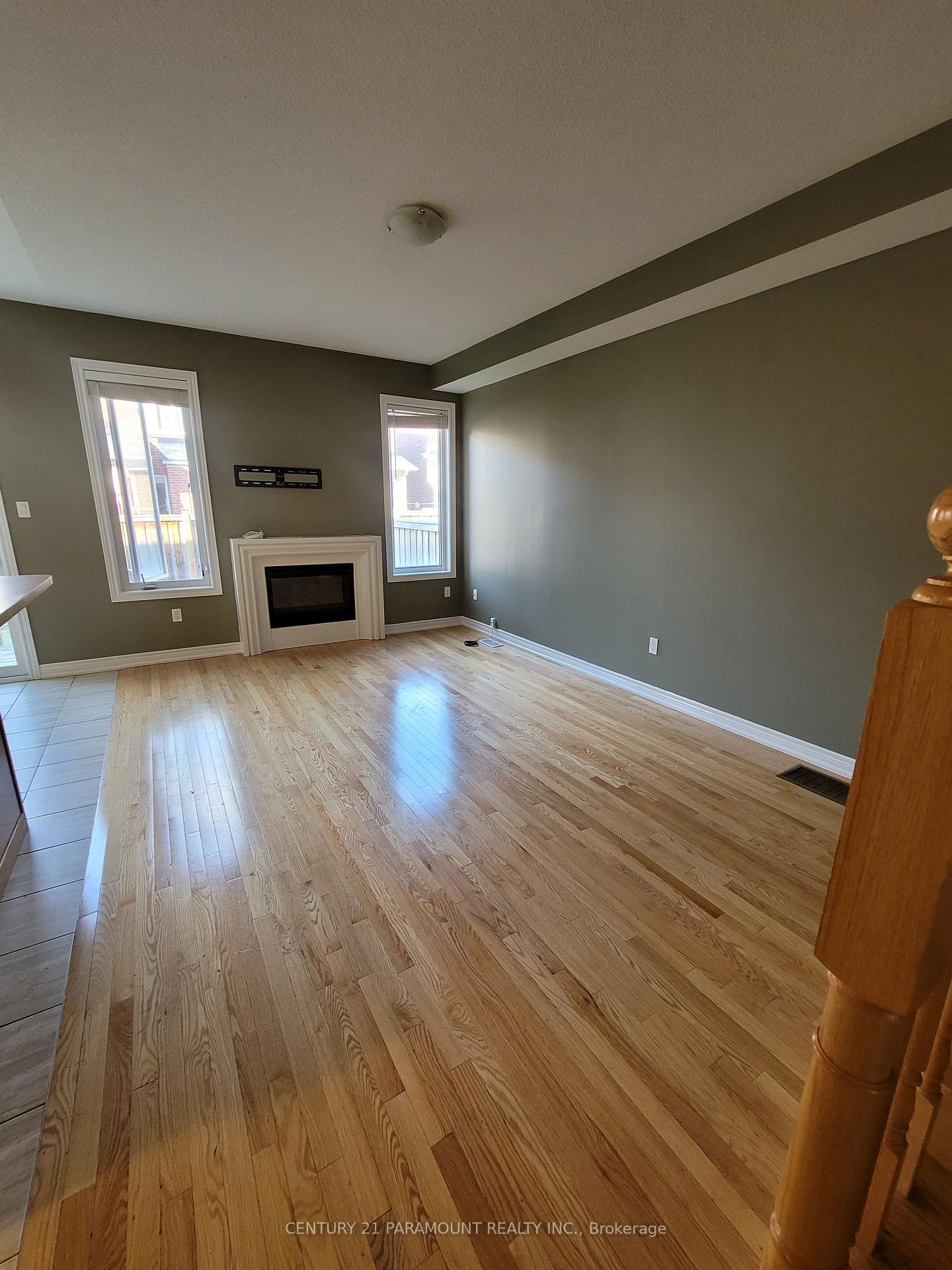 Photo 10 of 27 Sky Harbour Drive, Brampton, Bram West — HOMEH
