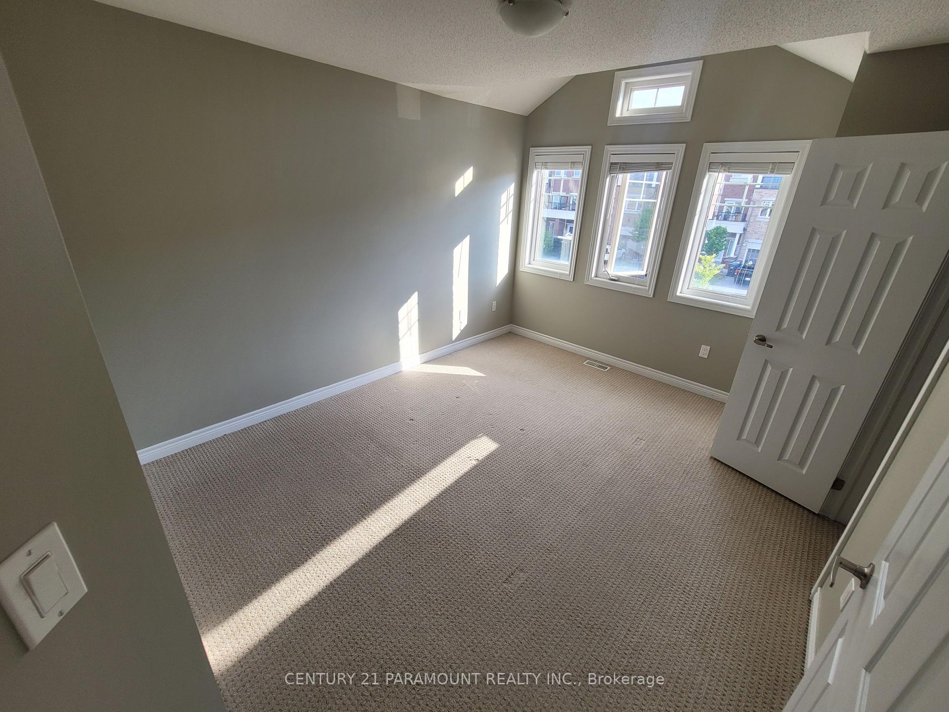 Photo 5 of 27 Sky Harbour Drive, Brampton, Bram West — HOMEH