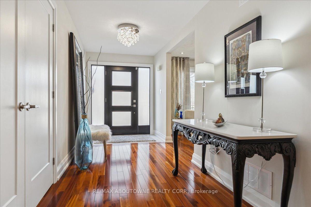 Photo 2 of 22 Mathers Drive, Hamilton, Stoney Creek — HOMEH