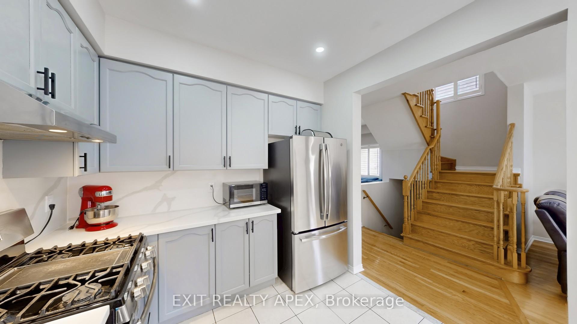 Photo 3 of 77 Commodore Dr, Brampton, Credit Valley — HOMEH