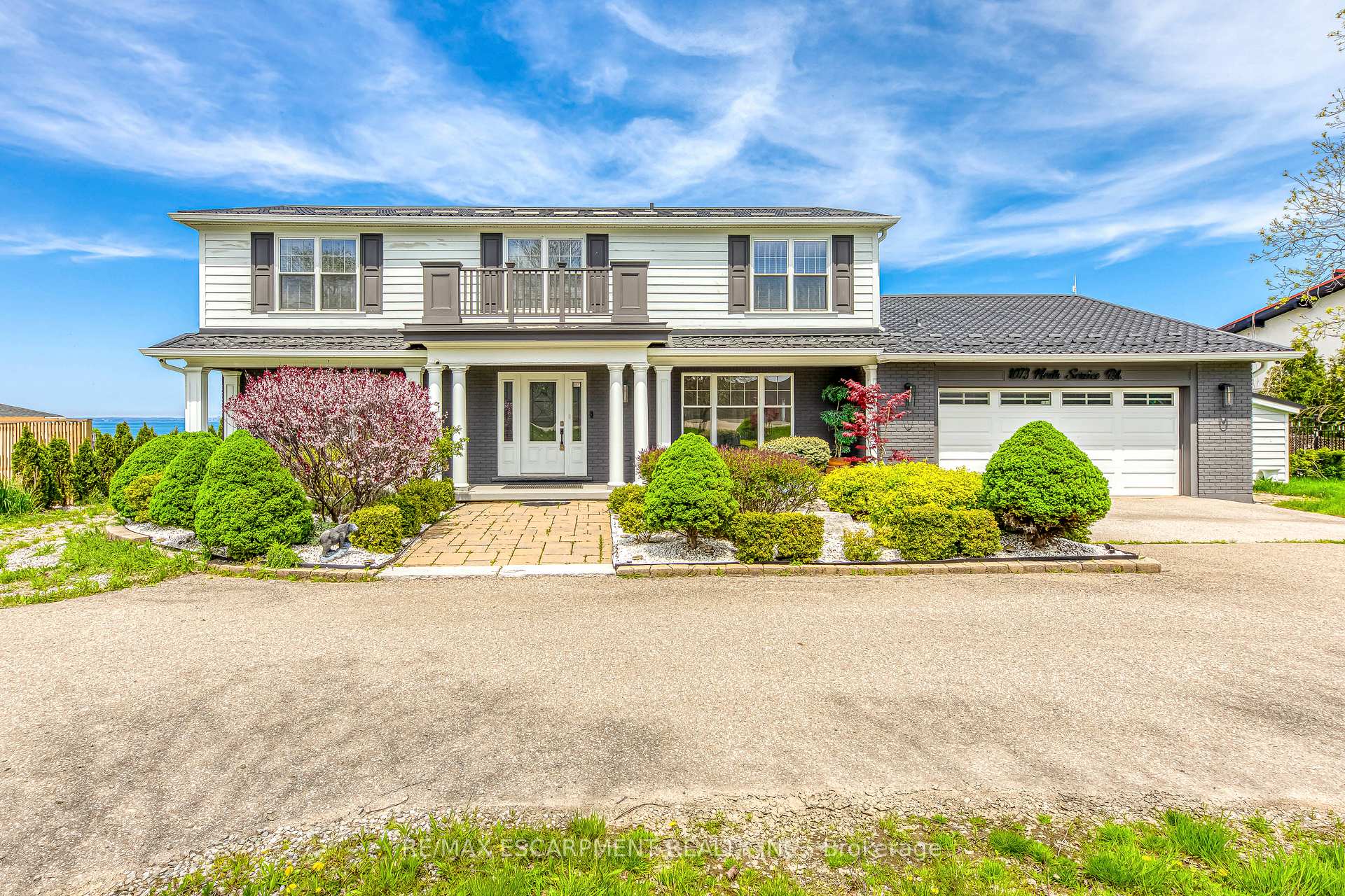 Front of 1073 North Service Road