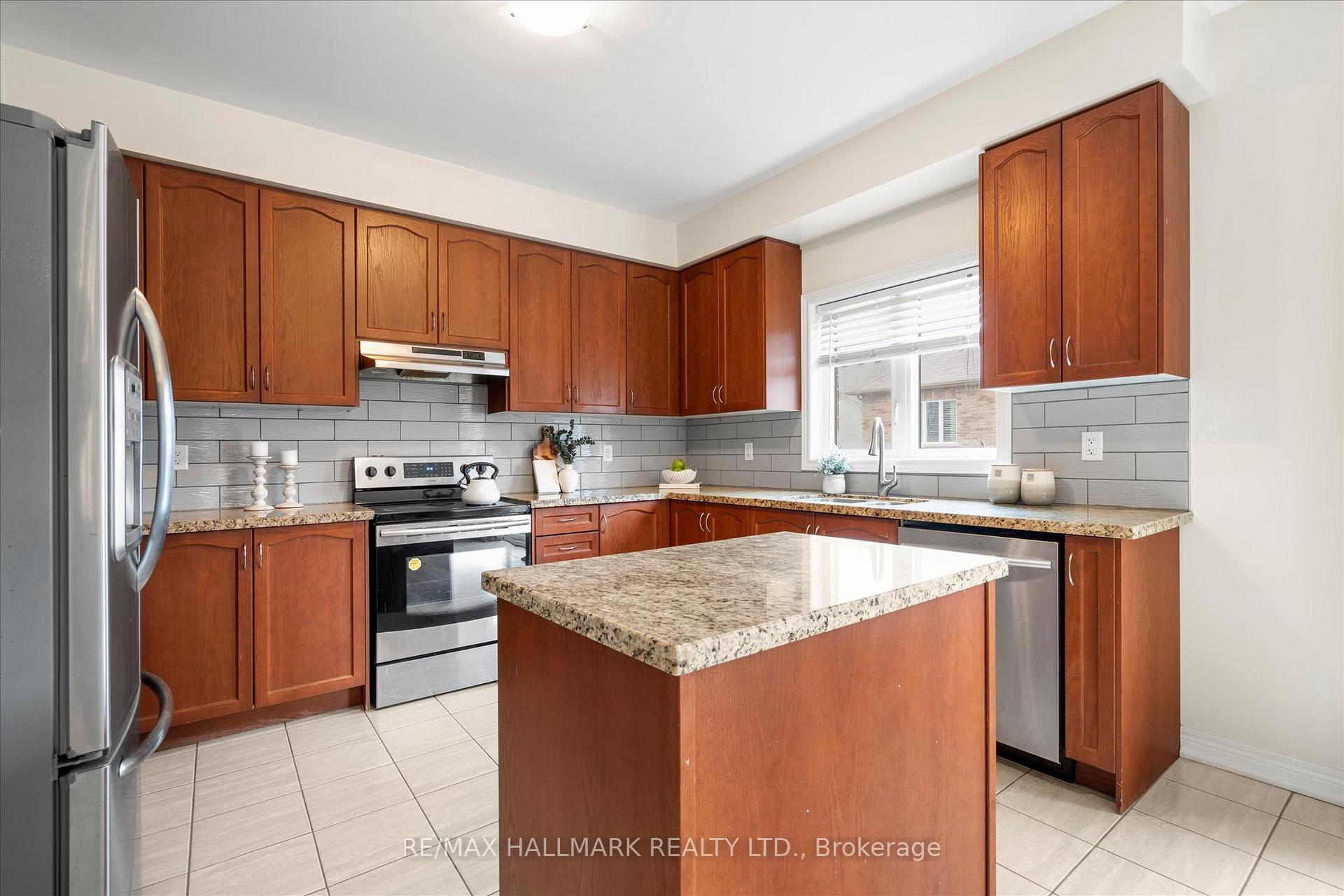 Photo 10 of 1377 Lormel Gate, Innisfil, Lefroy — HOMEH
