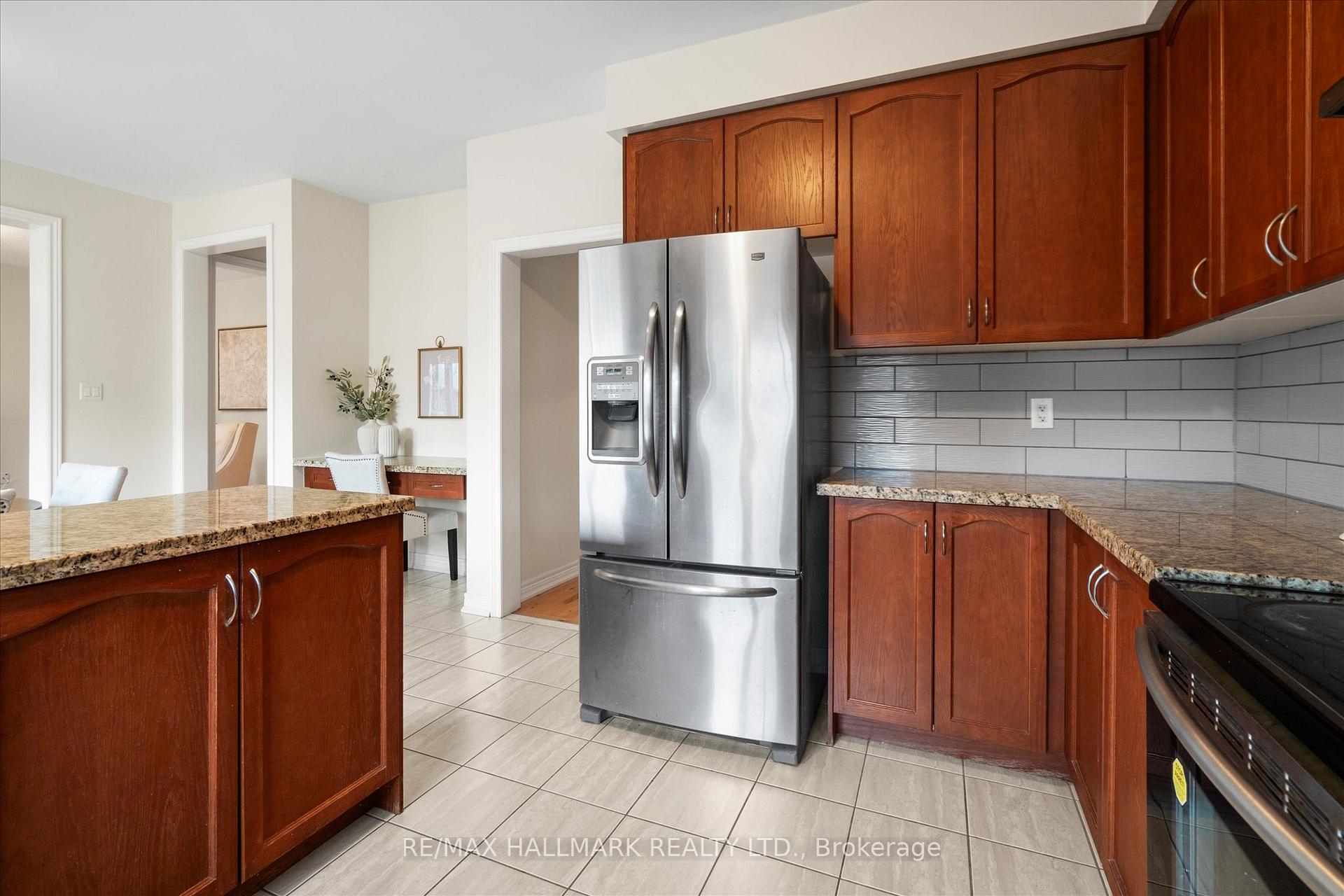 Photo 15 of 1377 Lormel Gate, Innisfil, Lefroy — HOMEH