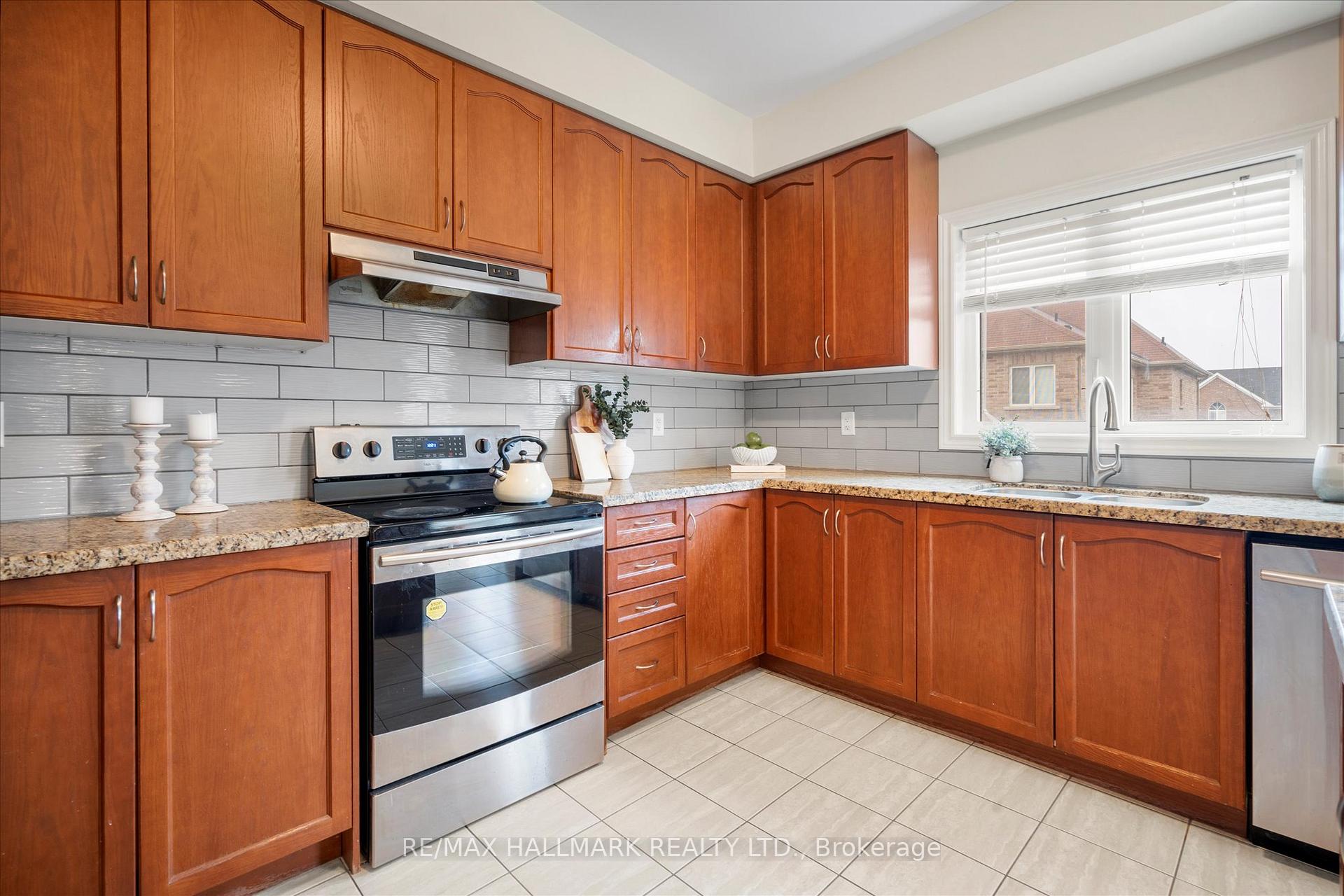 Photo 12 of 1377 Lormel Gate, Innisfil, Lefroy — HOMEH