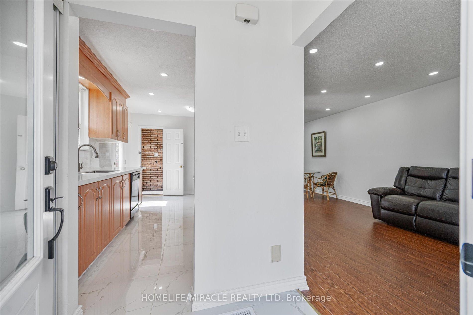 Photo 4 of 77 Juniper Crescent, Brampton, Northgate — HOMEH