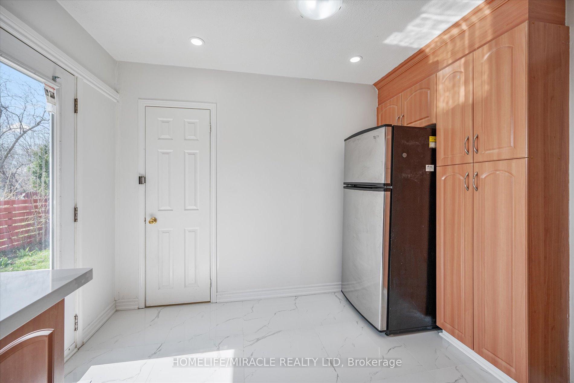 Photo 8 of 77 Juniper Crescent, Brampton, Northgate — HOMEH