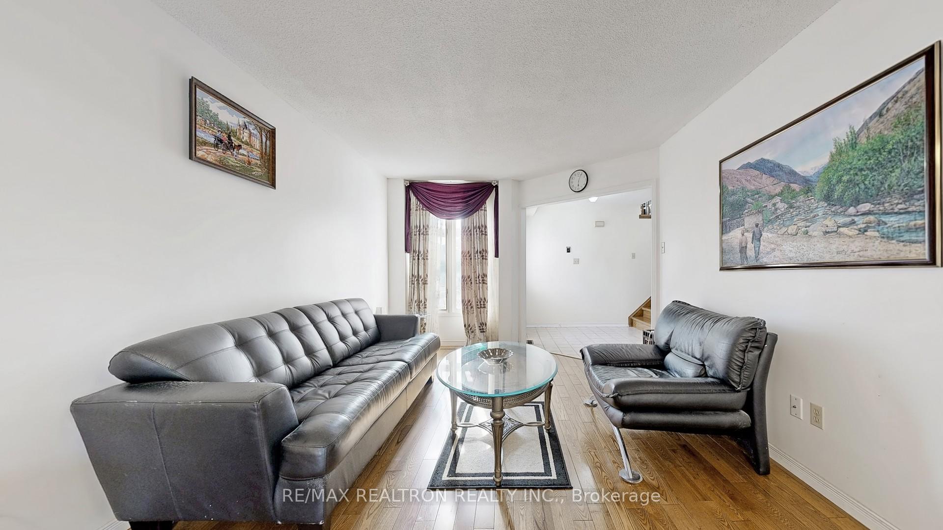 Photo 2 of 36 Erla Court, Markham, Middlefield — HOMEH