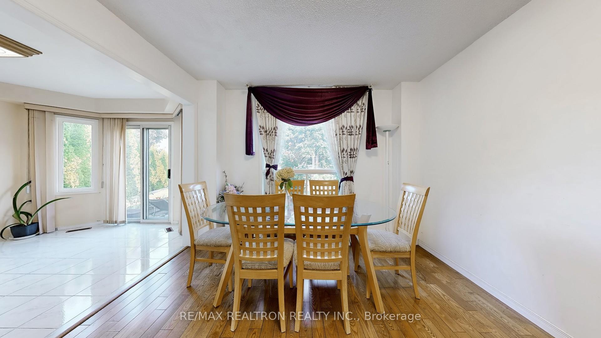 Photo 3 of 36 Erla Court, Markham, Middlefield — HOMEH