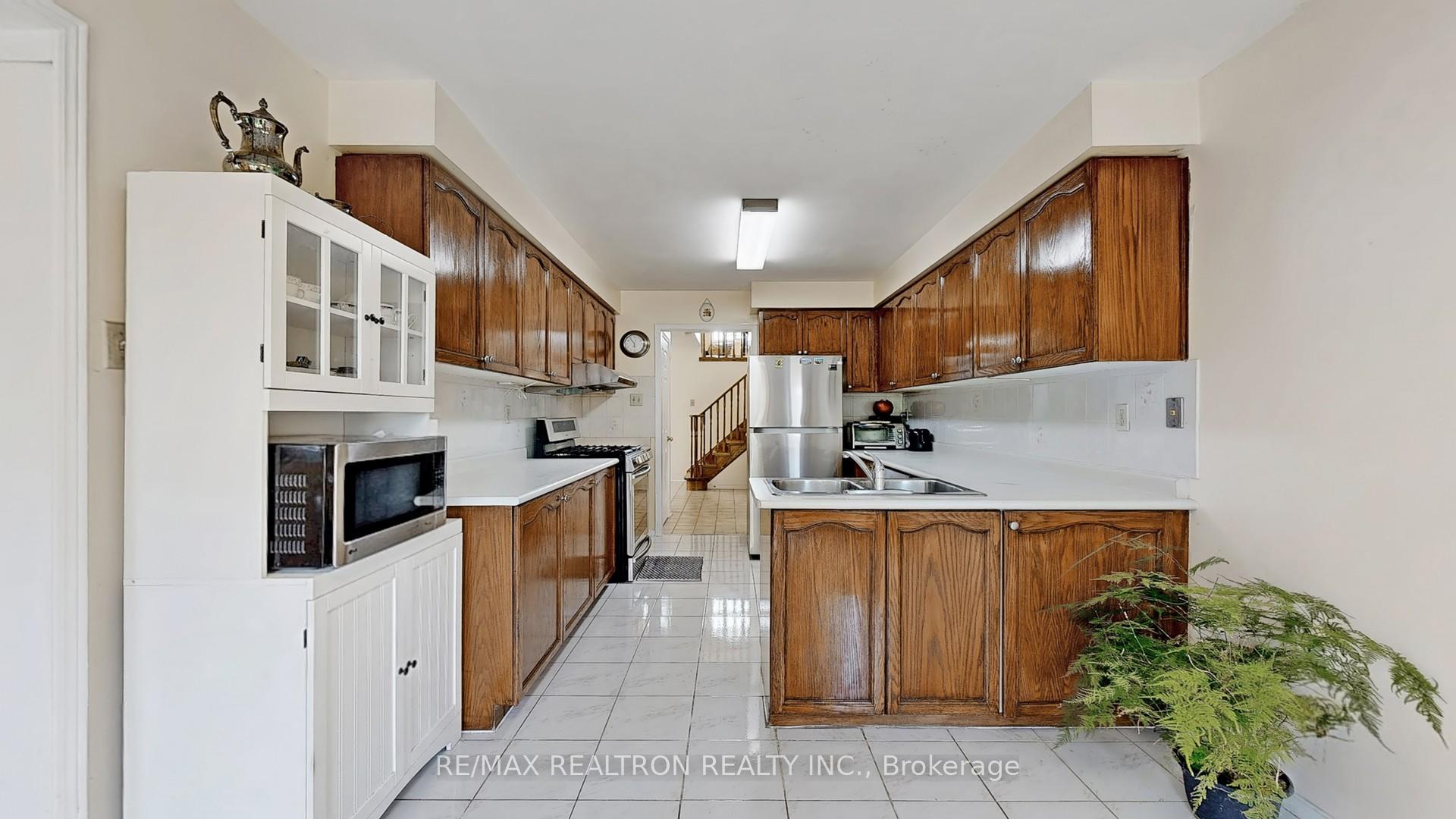 Photo 4 of 36 Erla Court, Markham, Middlefield — HOMEH