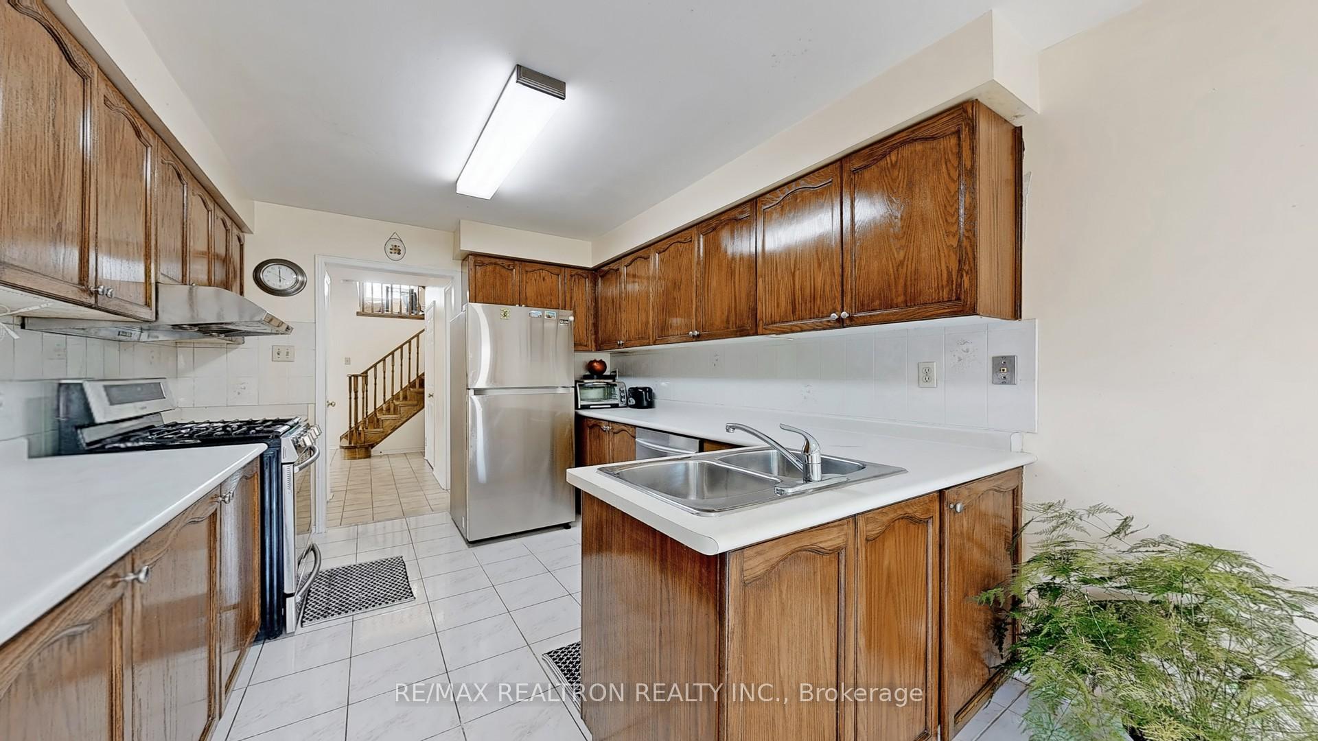 Photo 7 of 36 Erla Court, Markham, Middlefield — HOMEH