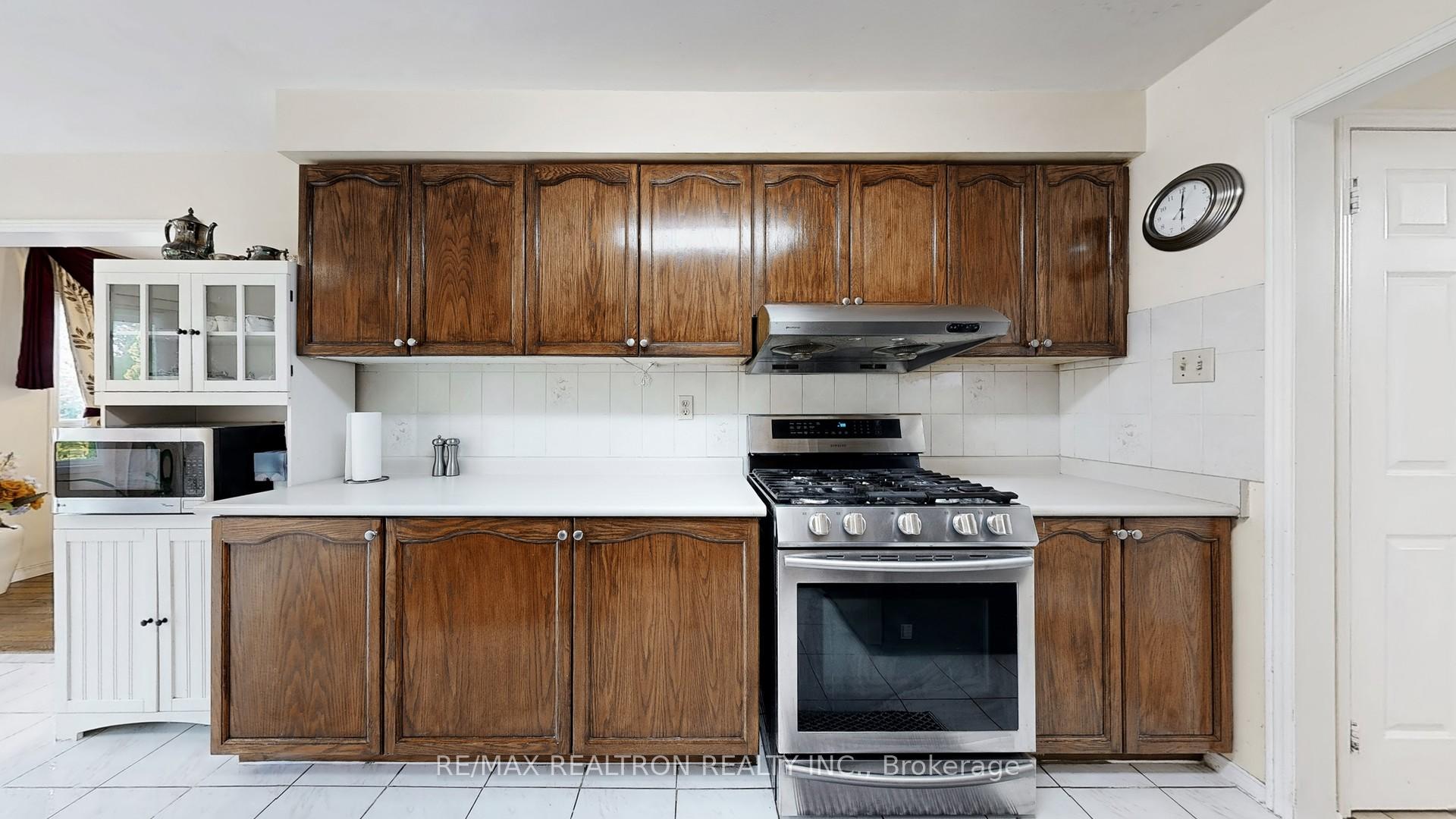 Photo 8 of 36 Erla Court, Markham, Middlefield — HOMEH