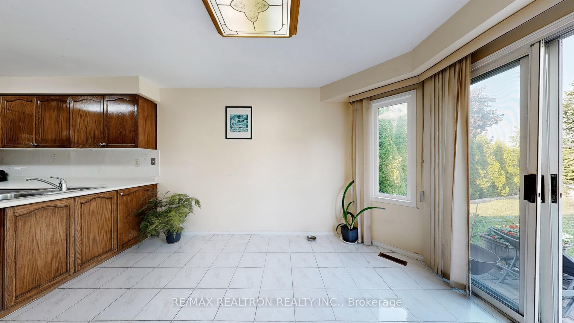 Photo 6 of 36 Erla Court, Markham, Middlefield — HOMEH