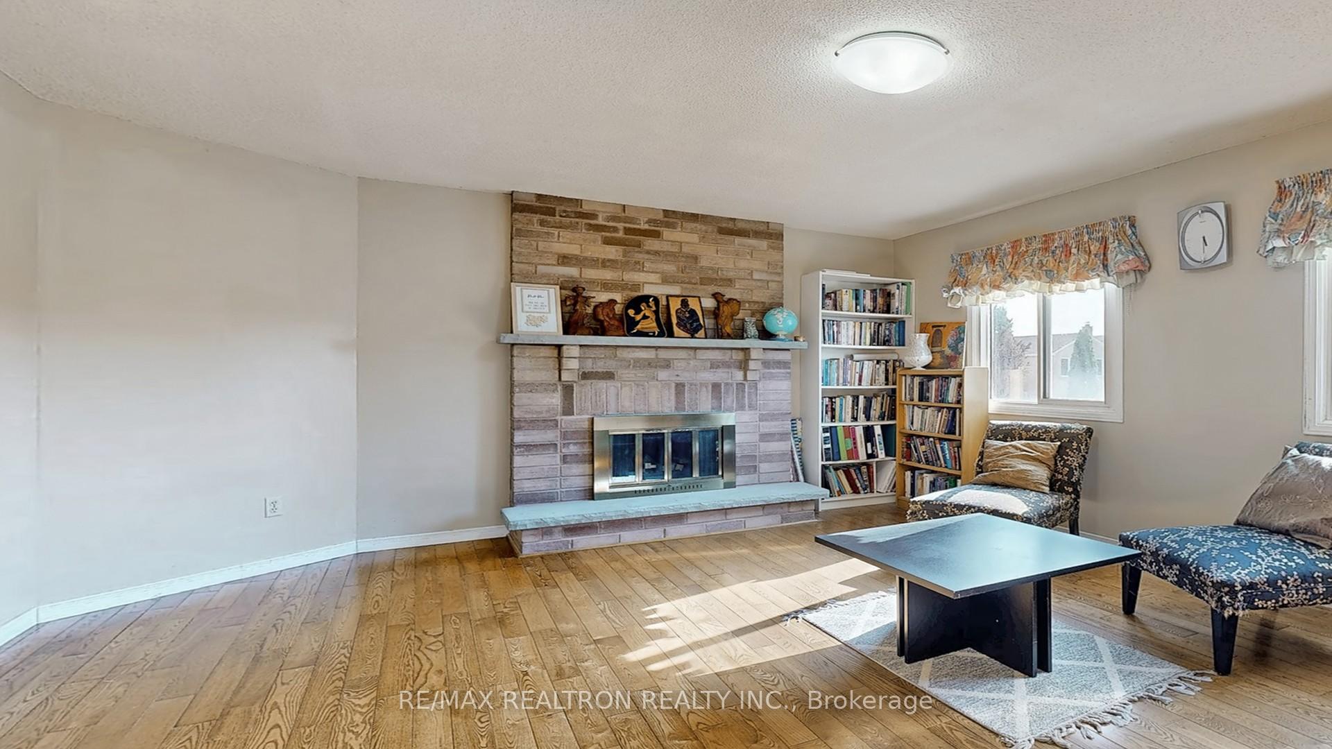 Photo 11 of 36 Erla Court, Markham, Middlefield — HOMEH