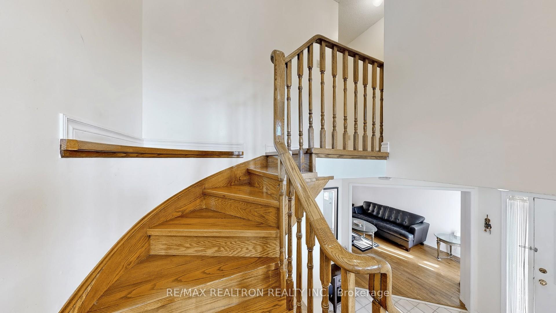Photo 12 of 36 Erla Court, Markham, Middlefield — HOMEH
