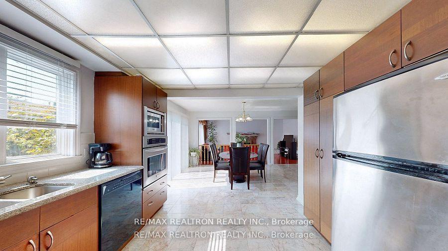 Photo 2 of 72 Spanhouse Crescent, Markham, Unionville — HOMEH