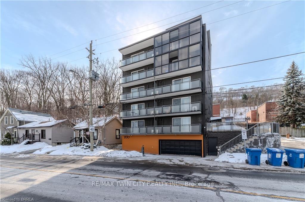 Front of Unit 102, 200 Charlton Avenue E