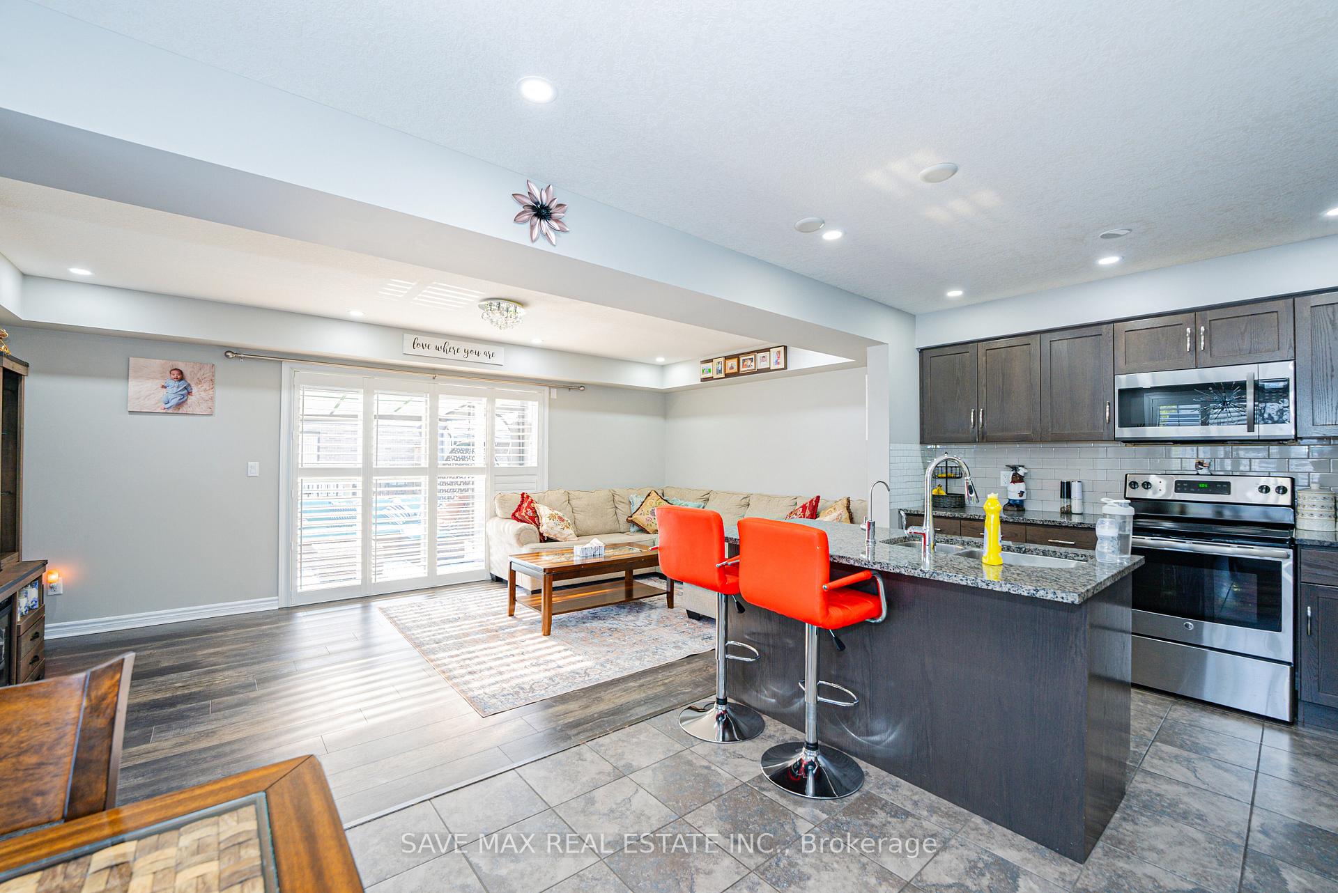 Photo 12 of Unit 6, 625 Blackbridge Road, Cambridge, Silver Heights — HOMEH