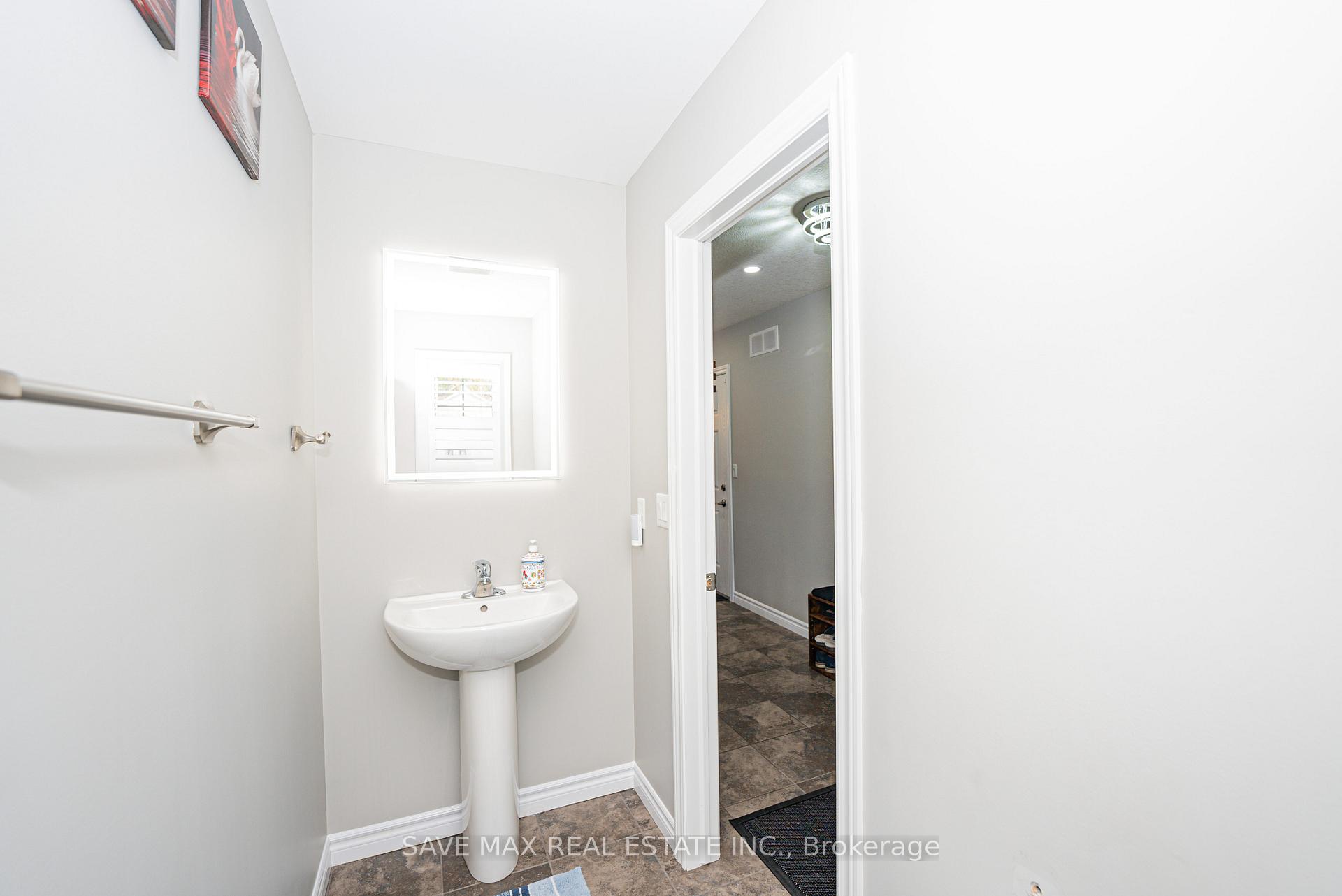 Photo 11 of Unit 6, 625 Blackbridge Road, Cambridge, Silver Heights — HOMEH
