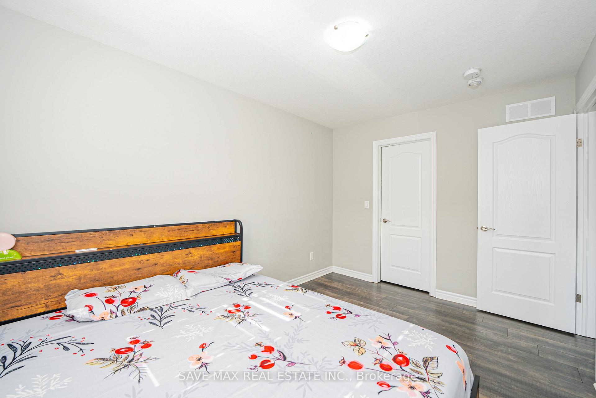 Photo 24 of Unit 6, 625 Blackbridge Road, Cambridge, Silver Heights — HOMEH