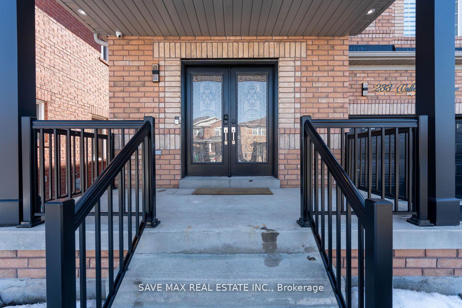 Photo 6 of 233 Valleyway Drive, Brampton, Credit Valley — HOMEH
