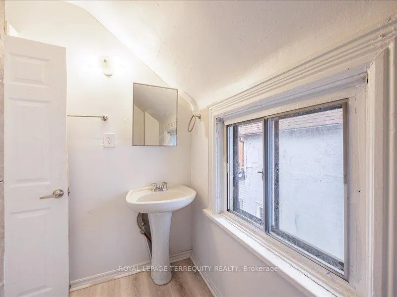 Photo 9 of Unit 2, 166 Main Street N, Brampton, Downtown Brampton — HOMEH