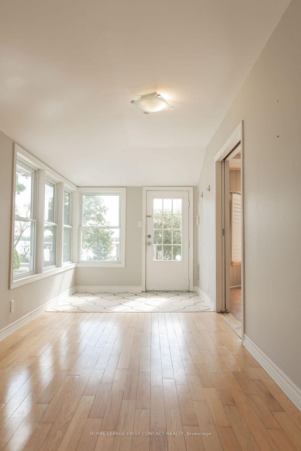 Photo 8 of 218 Kempenfelt Drive, Barrie, North Shore — HOMEH