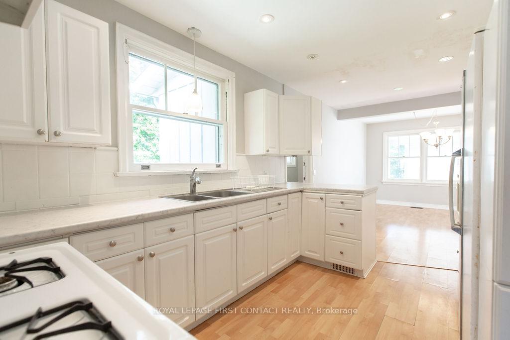 Photo 12 of 218 Kempenfelt Drive, Barrie, North Shore — HOMEH