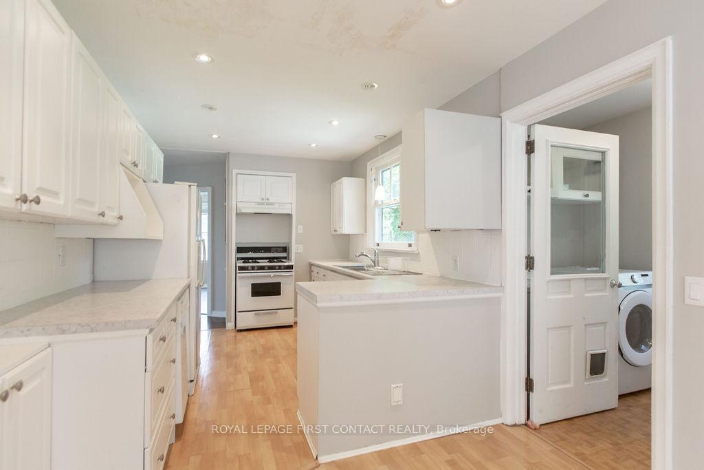 Photo 13 of 218 Kempenfelt Drive, Barrie, North Shore — HOMEH