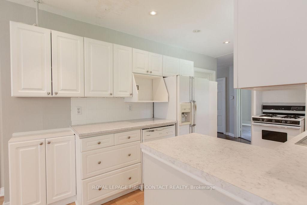 Photo 15 of 218 Kempenfelt Drive, Barrie, North Shore — HOMEH