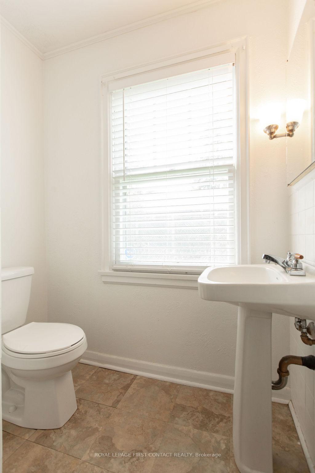 Photo 18 of 218 Kempenfelt Drive, Barrie, North Shore — HOMEH