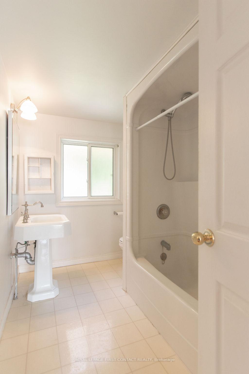 Photo 23 of 218 Kempenfelt Drive, Barrie, North Shore — HOMEH