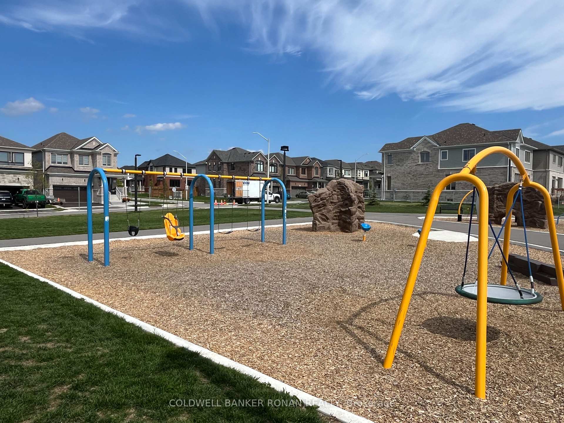 Photo 5 of 32 Sagewood Crescent, Barrie, Rural Barrie Southeast — HOMEH