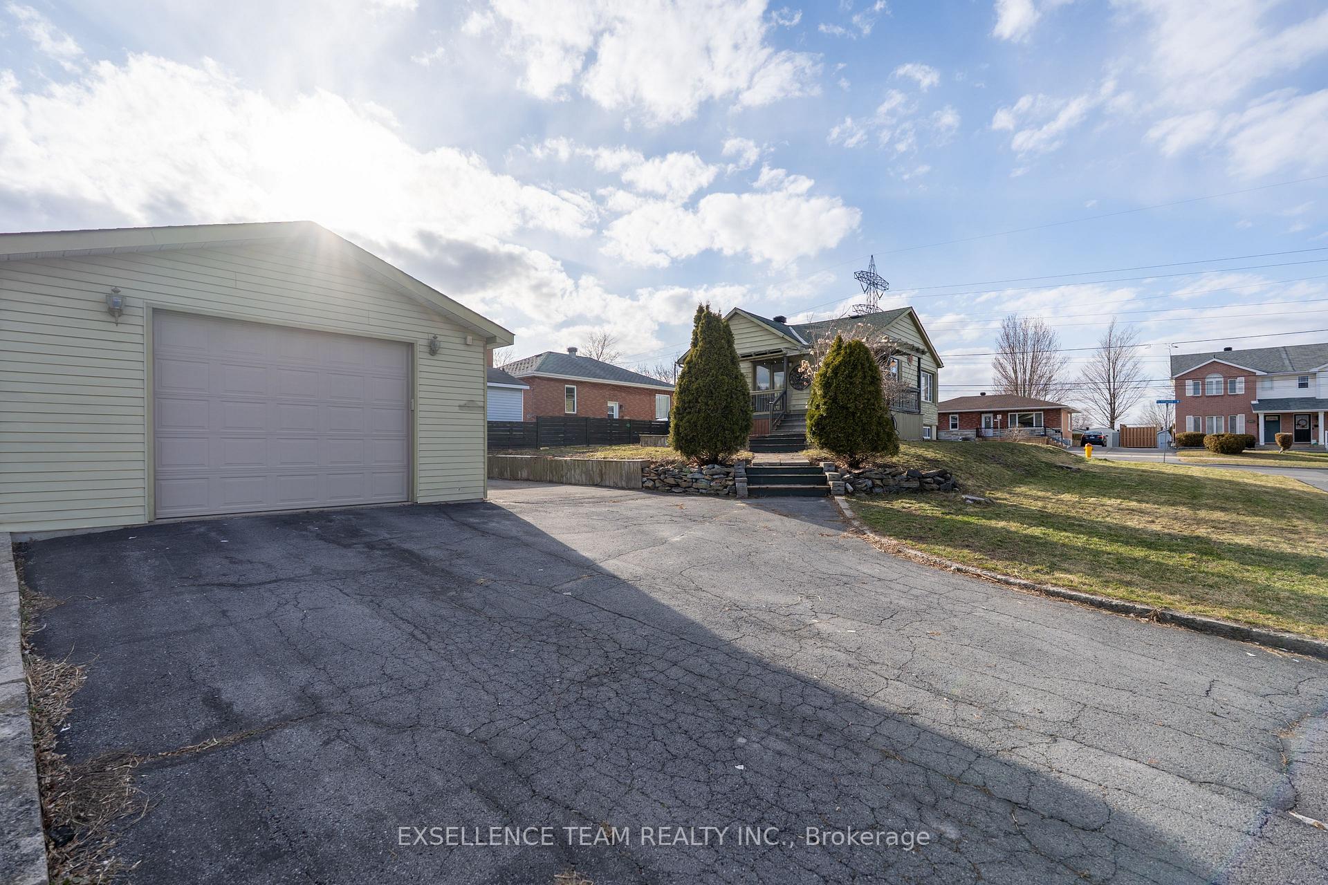 Photo 4 of 203 Fifteenth Street W, Cornwall — HOMEH