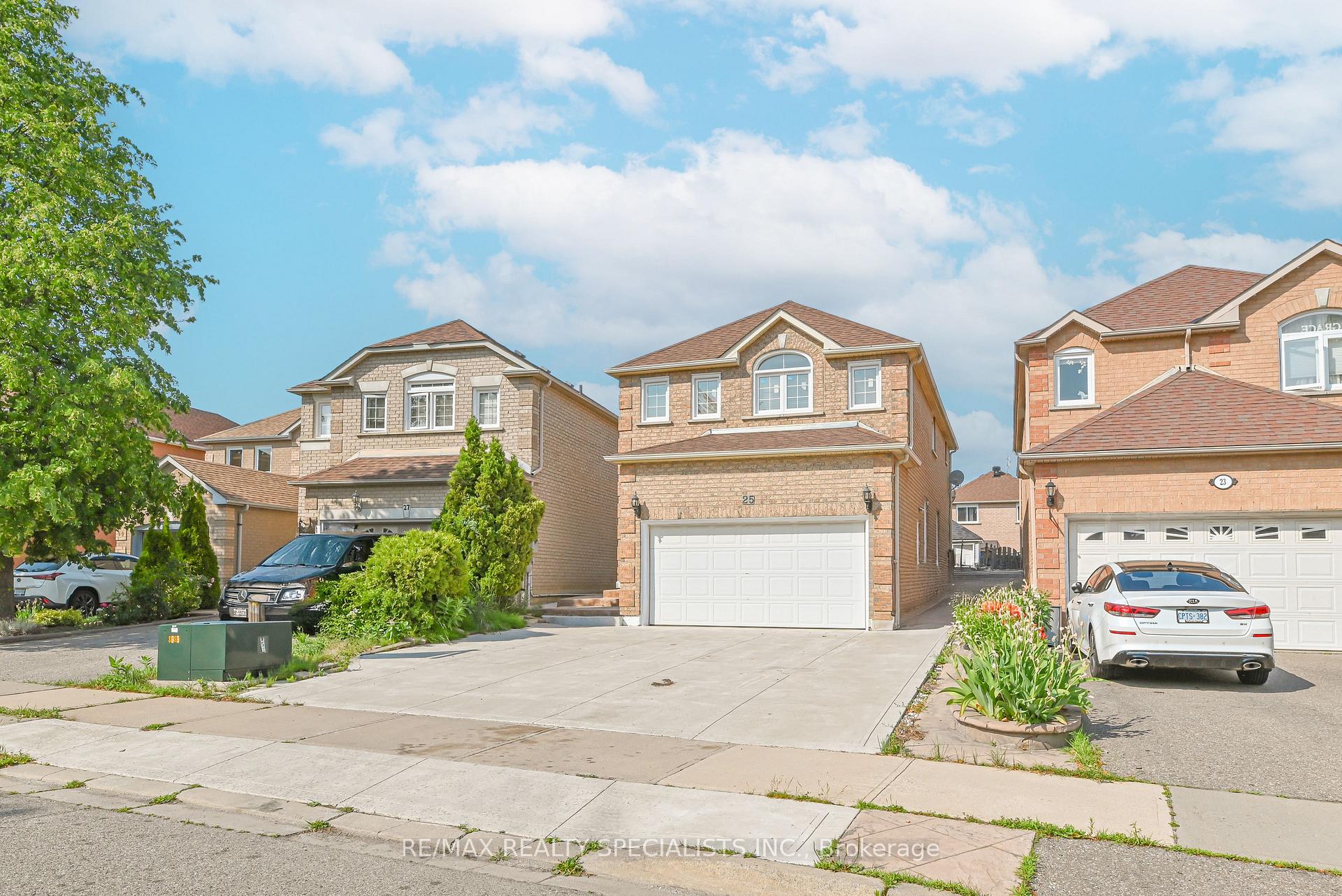Photo 3 of 25 Chadwick Street E, Brampton, Fletcher's Meadow — HOMEH