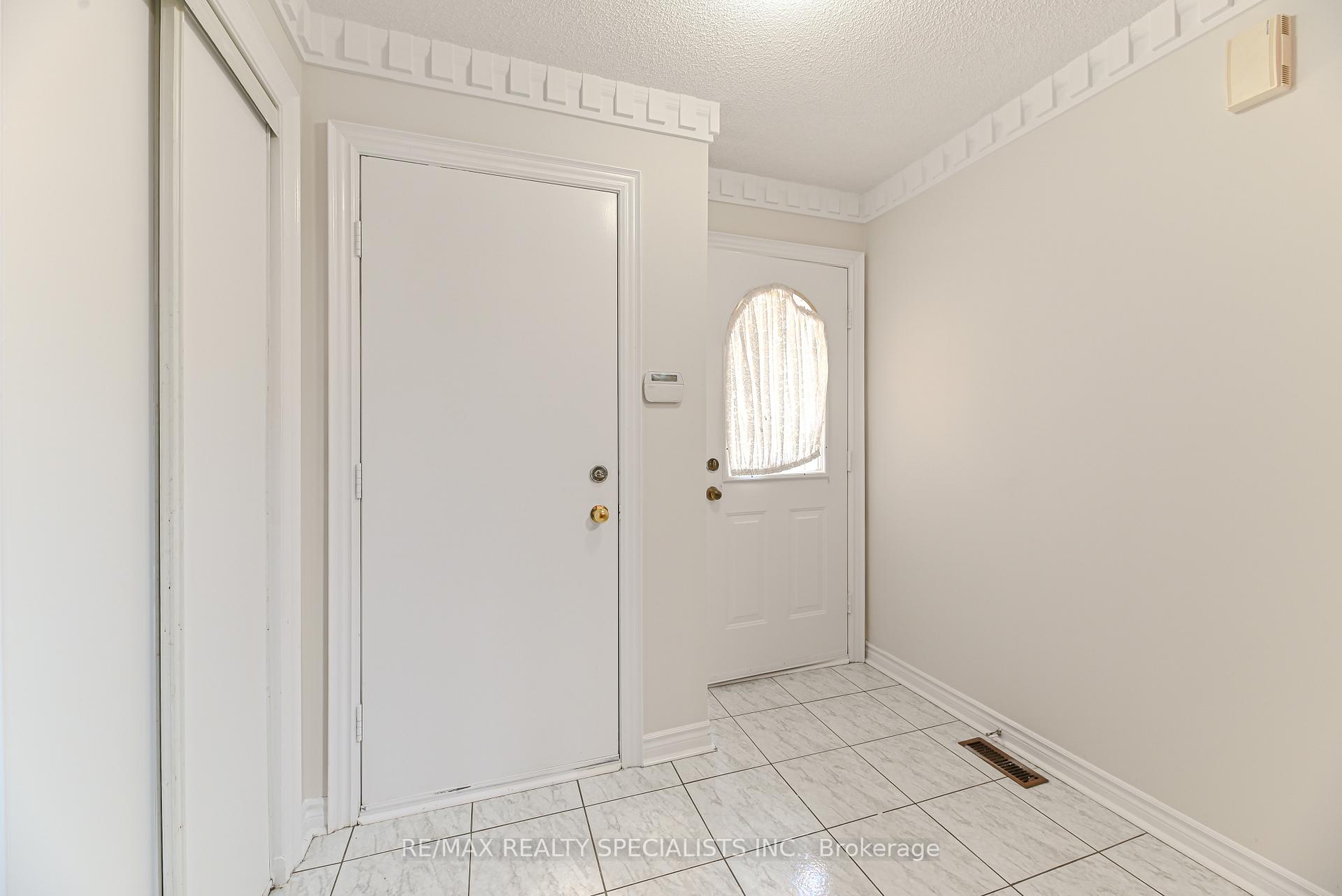 Photo 2 of 25 Chadwick Street E, Brampton, Fletcher's Meadow — HOMEH