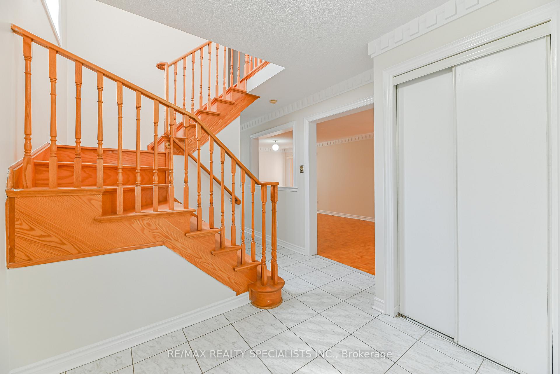 Photo 5 of 25 Chadwick Street E, Brampton, Fletcher's Meadow — HOMEH