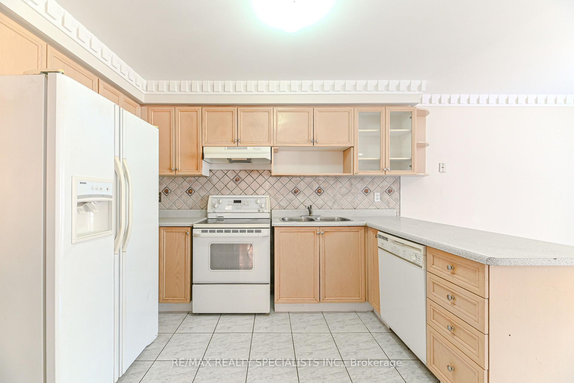 Photo 6 of 25 Chadwick Street E, Brampton, Fletcher's Meadow — HOMEH