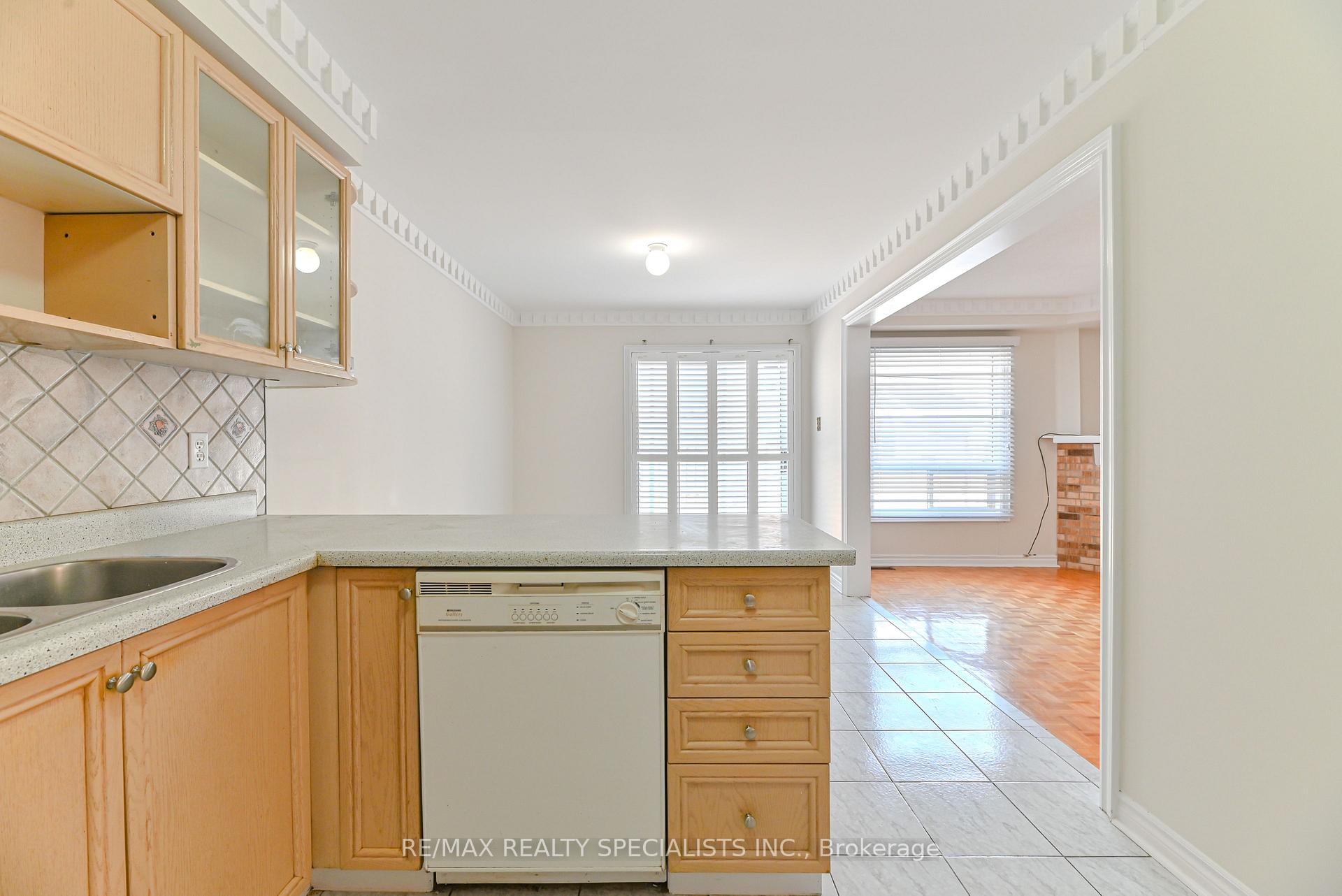 Photo 7 of 25 Chadwick Street E, Brampton, Fletcher's Meadow — HOMEH