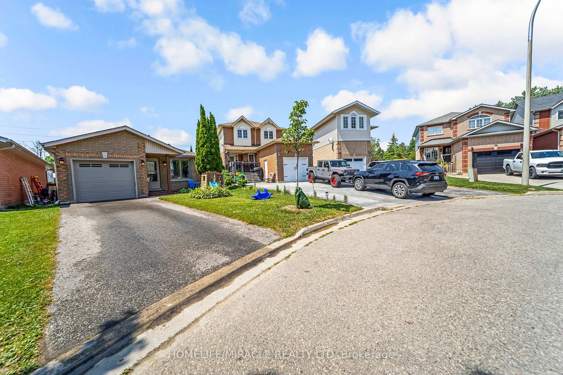 Photo 16 of 24 Chiccony Court, New Tecumseth, Beeton — HOMEH