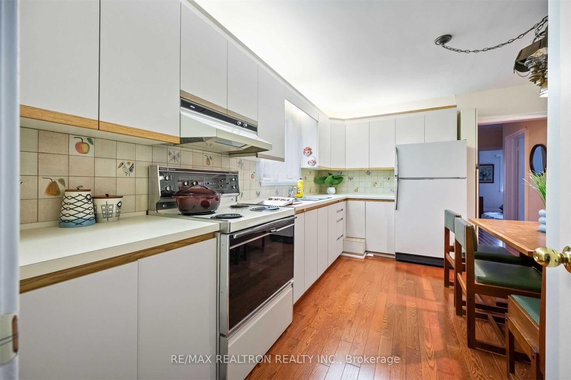 Photo 12 of 59 Brookview Drive, Toronto, Englemount-Lawrence — HOMEH