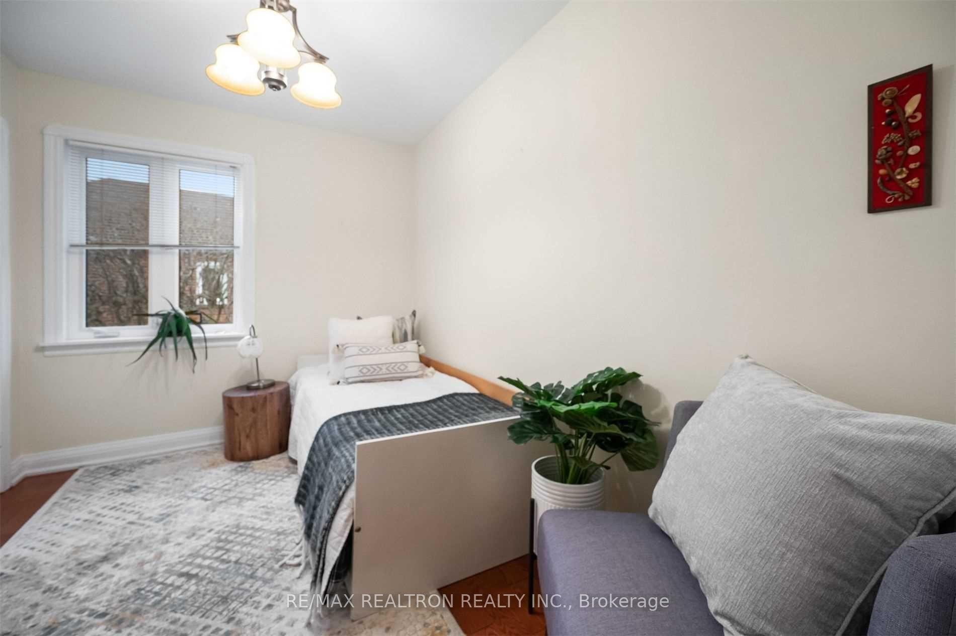 Photo 19 of 59 Brookview Drive, Toronto, Englemount-Lawrence — HOMEH