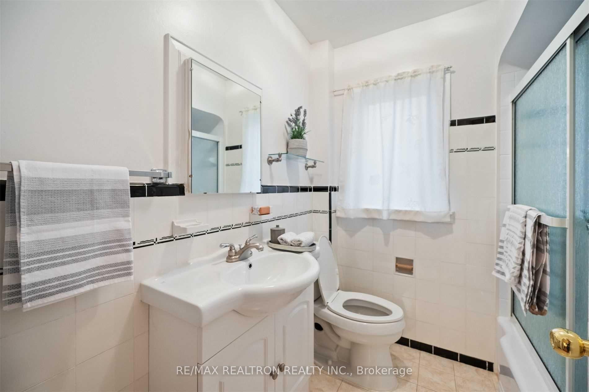 Photo 7 of 59 Brookview Drive, Toronto, Englemount-Lawrence — HOMEH